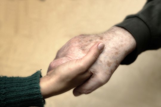 Sollevare consolare aiutare anziani