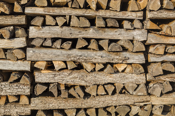 Holzstapel aus ordentlich aufgeschichteter Scheitholz im Kastenstapel zum trocknen für Kaminholz, Brennholz, Rohstoff, Holzmiete