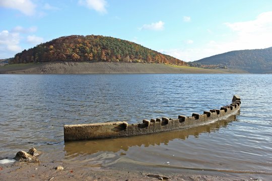 Das aufgetauchte Sperrmauermodell im leeren Edersee 