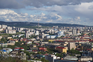 Obraz premium The urban landscape of the Murmansk Soviet architecture and the bright foliage of summer.