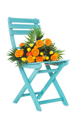 Gartenstuhl mit Blumenstrauß isoliert auf weißem Grund