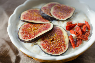 oatmeal with fresh figs and goji berry
