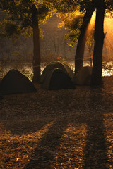 Вечерние лучи на палатках