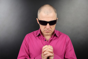 man in black glasses folded his hands on his chest.