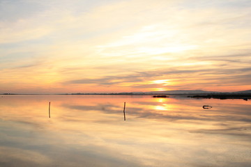 Naklejka premium Coucher de soleil sur l'étang de l'Arnel, Villeneuve les Maguelone, France