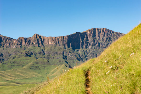 S&uuml;dafrika, KwaZulu-Natal, Giants Castle Game Reserve, Auf Wanderung beim Cathedral Peak in den Drakensbergen, Bergkette hinter gr&uuml;ner Landschaft