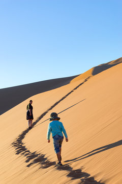 Namibia, Hardap, Sossusvlei, Mutter mit Sohn bei einem Spaziergang durch die W&uuml;ste, Besteigung der Big Daddy Dune bei Sonnenaufgang