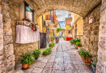 Fototapeta na wymiar Alleyway in old white town Bari