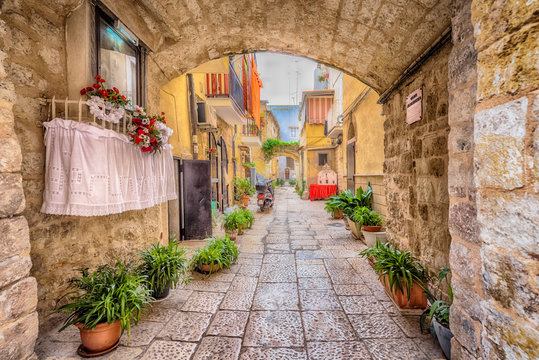 Fototapeta Alleyway in old white town Bari