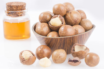 Oil and macadamia nuts (Macadamia integrifolia)