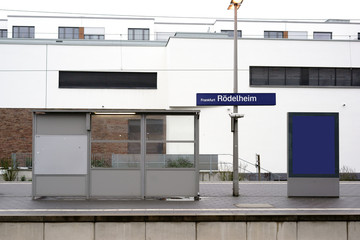 S-Bahn Haltestelle Frankfurt Rödelheim / Der Bahnsteig sowie ein neuer Unterstand der S-Bahn Haltestelle Frankfurt Rödelheim.