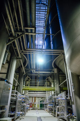 Naklejka premium Modern brewery. Large vats for beer fermentation and maturation and pipeline for components delivery
