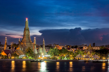 Fototapeta premium Wat Arun Temple at sunset in bangkok Thailand.