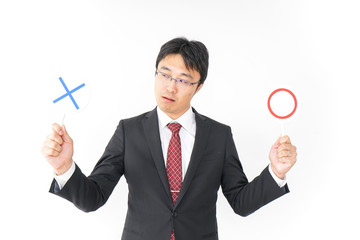 悩むビジネスマン