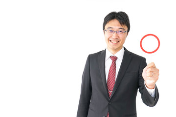 丸印を示すビジネスマン