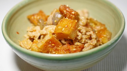 さつま揚げとコンニャクと豚肉のピリ辛炒め
