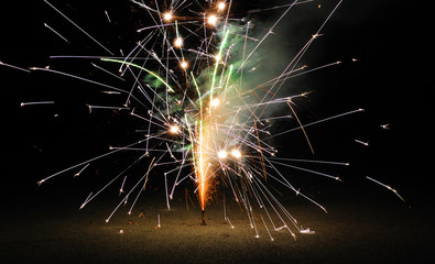 Obraz premium fountain fireworks stream into dark night