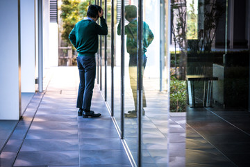 身だしなみチェックをするビジネスマン