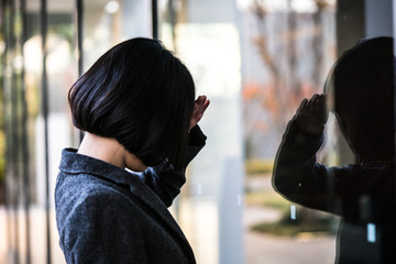 身だしなみチェクするビジネスウーマン