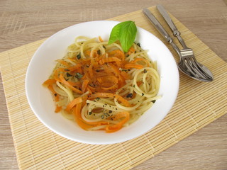 Low Carb Gemüsespaghetti und Spaghetti in Brühe