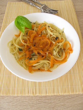 Low Carb Gemüsespaghetti und Spaghetti in Brühe
