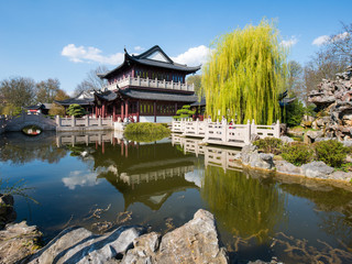 Chinesischer Garten mit Teich im Luisenpark, Mannheim, Deutschland