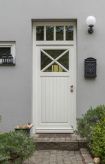Weiße Haustür eines Hauses