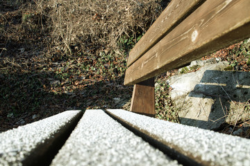 panchina con neve