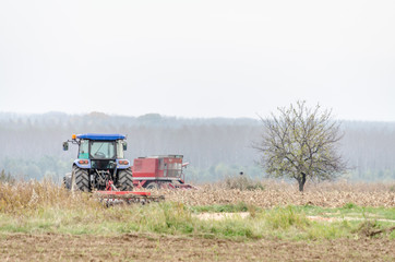 Obraz premium Harvester machine to harvest wheat field working