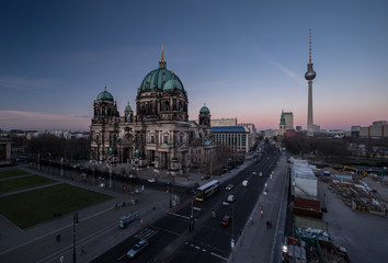 Berliner Dom und Fernsehturm zum Sonnenuntergang © Mulinarius