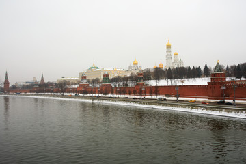 Obraz premium Moscow Kremlin, Kremlin Embankment and Moscow River at night in Moscow, Russia.