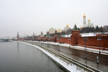 Obraz premium Moscow Kremlin, Kremlin Embankment and Moscow River at night in Moscow, Russia.
