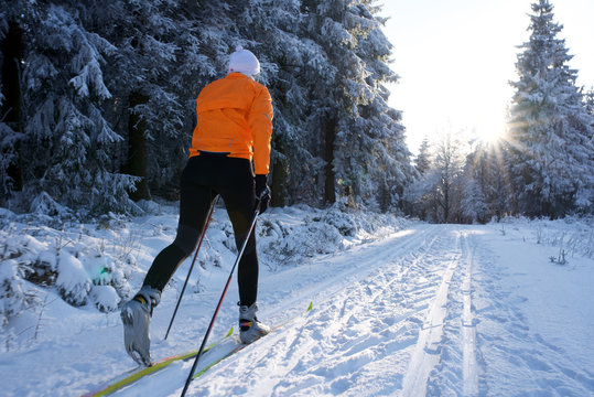 Langlauf im Th&uuml;ringer Wald, Loipe mit Skifahrer, Rennsteig2