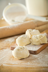 Fototapeta na wymiar Hausgemachte Tortelloni mit Paprikafüllung in Küche