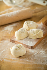 Frische Tortelloni Pasta auf Holz Brett