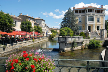 L'Isle-sur-la-Sorgue (Vaucluse) vue sur la Sorgue en centre ville, Luberon, Provence, France - obrazy, fototapety, plakaty