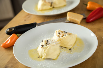 Hausgemachte Tortelloni mit Paprikafüllung, Trüffel Butter und Parmesan