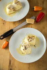 Selbstgemachte Paprika Tortelloni mit Trüffel Butter und Parmesan auf Teller 
