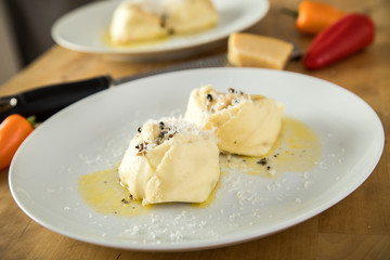 Hausgemachte Tortelloni mit Paprikafüllung, Trüffel Butter und Parmesan