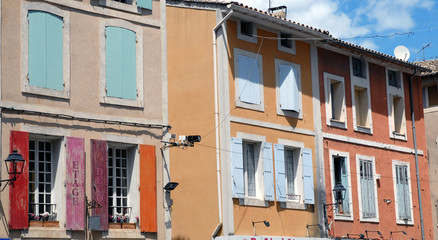 Fototapeta na wymiar L'isle sur la Sorgue (Vaucluse) façades colorées en centre ville, Luberon, Provence