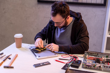 man choosing attachments before fixing digital tablet