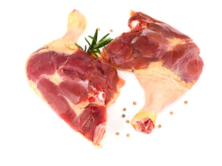 deux cuisses de canard crues sur fond blancs