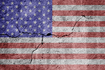 Eine alte Mauer und die Flagge von USA