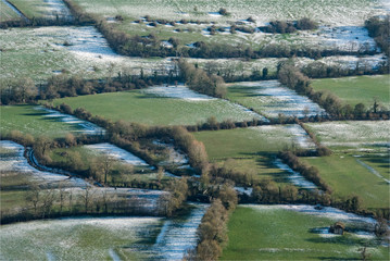 vue a&eacute;rienne de champs sous la neige pr&egrave;s de Hanvoile dans l'Oise en France