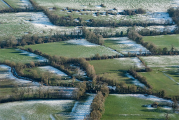 vue aérienne de champs sous la neige près de Hanvoile dans l'Oise en France