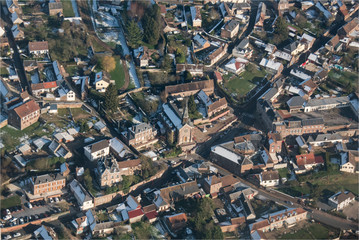 Fototapeta na wymiar Vue aérienne de la ville de Lachapelle-aux-pots dans l'Oise en France