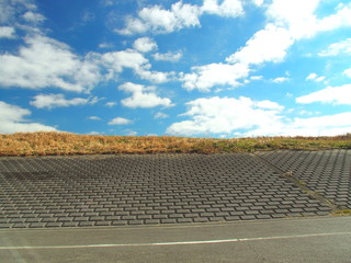 護岸とサイクリング道路と青空