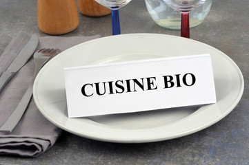 Carton posé dans une assiette indiquant cuisine bio