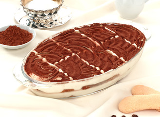 Torta tiramisù, con mascarpone, caffè e  ciocccolato