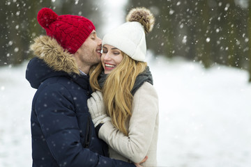 Obraz premium Couple in love in winter scenery